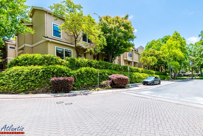 Building Photo - Beautiful Townhouse | Desirable Location