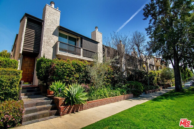 Building Photo - 2216 S Bentley Ave Unit 10