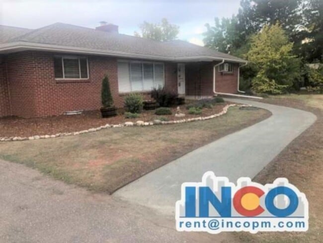 Photo - 4940 Lakeshore Dr