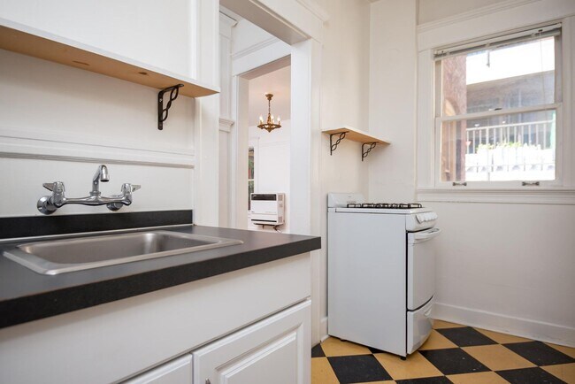 Photo - Cute CORNER 1 BR- high ceilings, clawfoot tub, up to 3 pets! NEW SPECIALS! Unidad 106