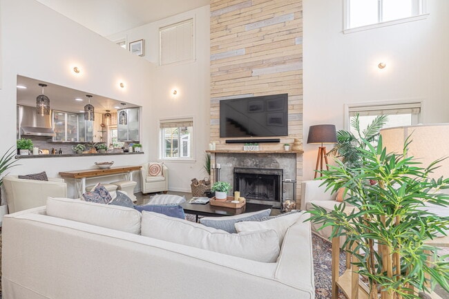 Living Space - 127 Galleon St Unit 2