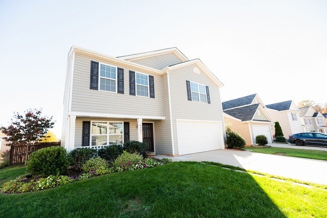 Building Photo - Beautifully 4-bedroom, 2.5-bathroom spacio...