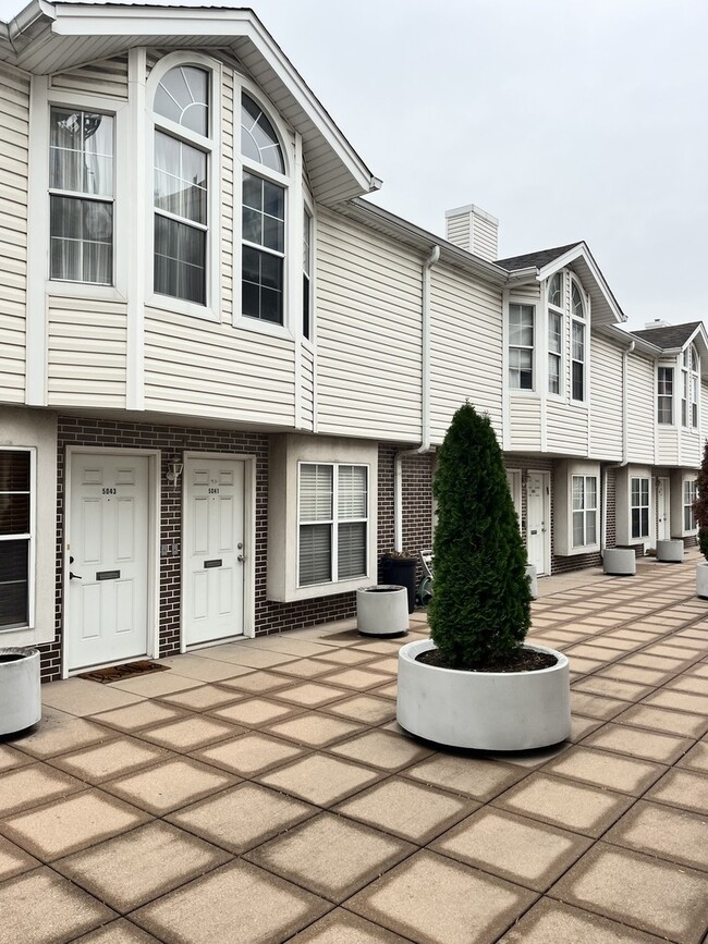 Building Photo - 5041 Warren St