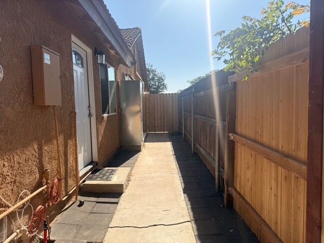 Building Photo - 7021-7023 Rutland Street Unit 7023 Rutland Street -ADU