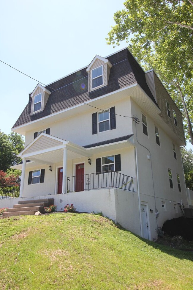 Building Photo - Lafayette Hill - 4 Bedroom 2.5 Bath Twin - HW - Granite - Great Location