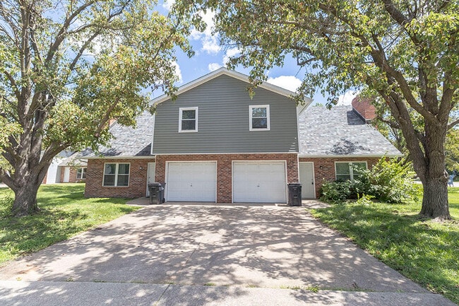 Building Photo - 1913 Greenleaves Ct