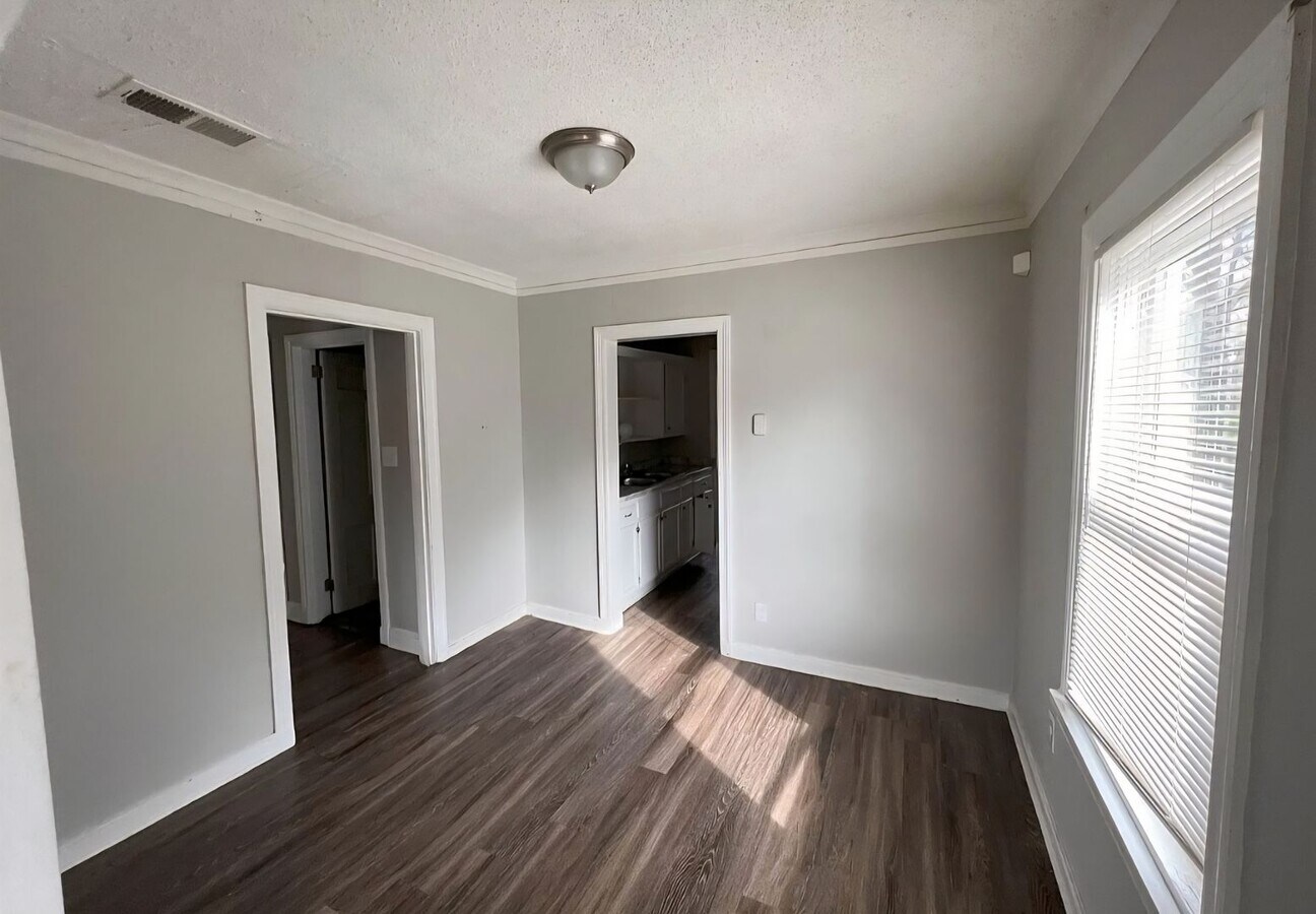 Photo - 3/1 with a nice yard