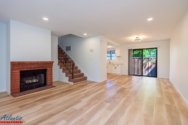 Building Photo - Beautiful Condo | Remodeled | Private Outd...