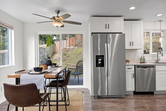 Photo - FALL SPECIAL - 1/2 1st month's rent - Styl...
