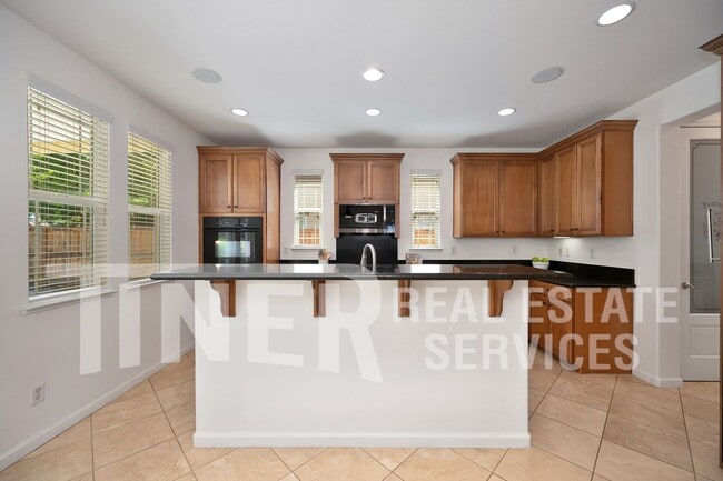 Photo - 2469 Kinsella Way