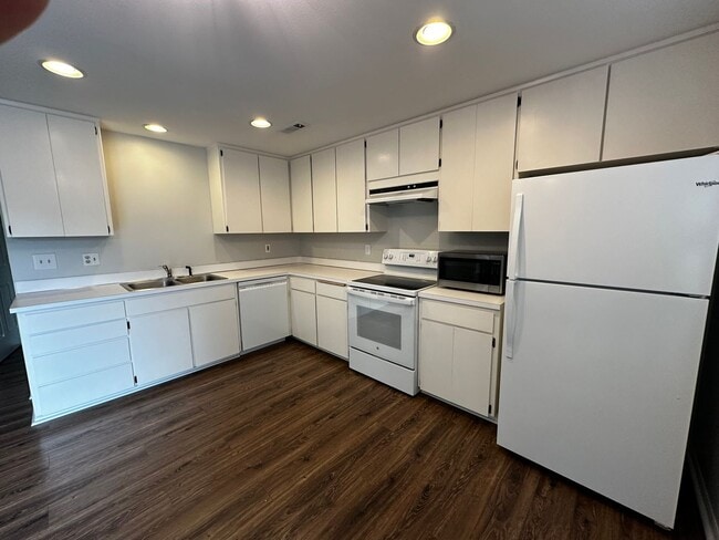 Photo - Very Spacious 1 Bedroom Upstairs Unit With A Private Deck