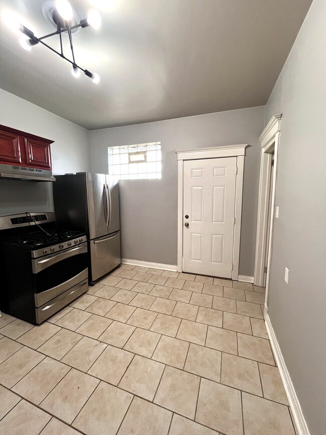 Kitchen - 5735 S Marshfield Ave Unit 2