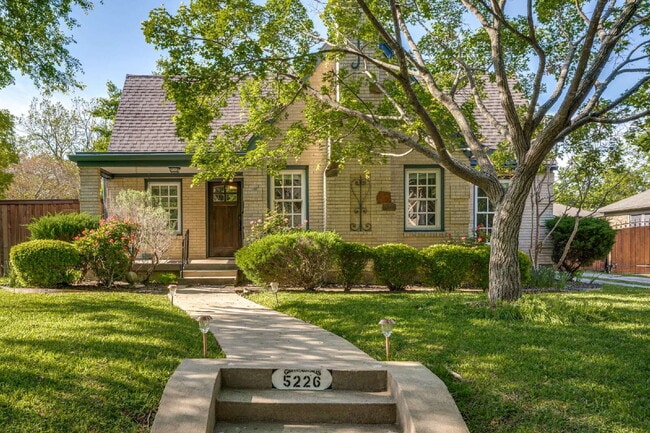 Building Photo - A Stunning, Updated Home in the heart of Dallas