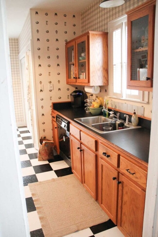 LOTS OF STORAGE - 3104 Wabash Ave