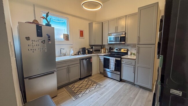 Building Photo - Oak Street 3 Bedroom - Half Block From Campus! Text (510)-631-1171 for more info! Unit 7214 Oak A Rear