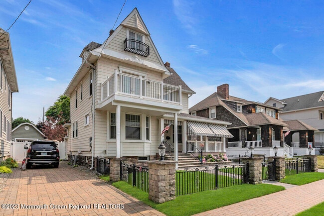 Photo - 210 8th Ave