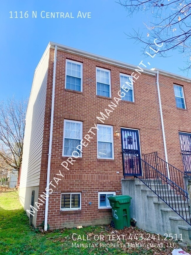 Updated 3 Bed 3 Bath End Unit Townhouse - Updated 3 Bed 3 Bath End Unit Townhouse