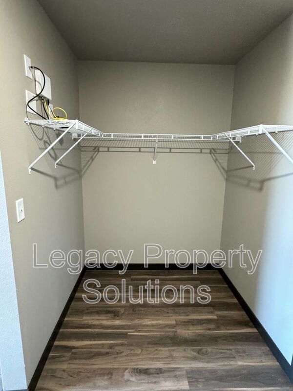 Photo - 220 E Greenfield Ln