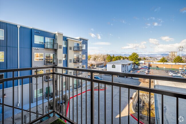 2BR, 1BA - 779SF - Balcony