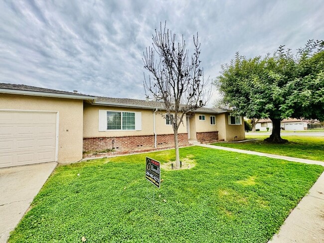 Building Photo - Southside Corner Lot 3 Bedroom, 2 Bath Home For Rent