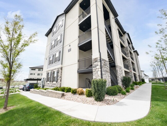 Building Photo - Updated 2BD/2BA Provo Apartment Move-In Ready Unit 1