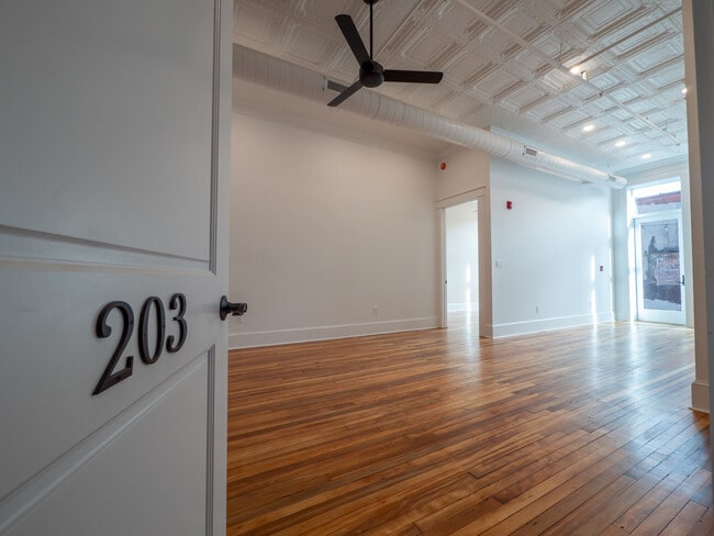 Building Photo - 121 N Main St