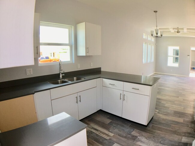 Building Photo - 417 Newport Ave Unit 3 Rental