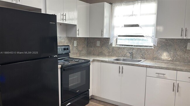Building Photo - 16118 NE 21st Ave Unit 18 Rental