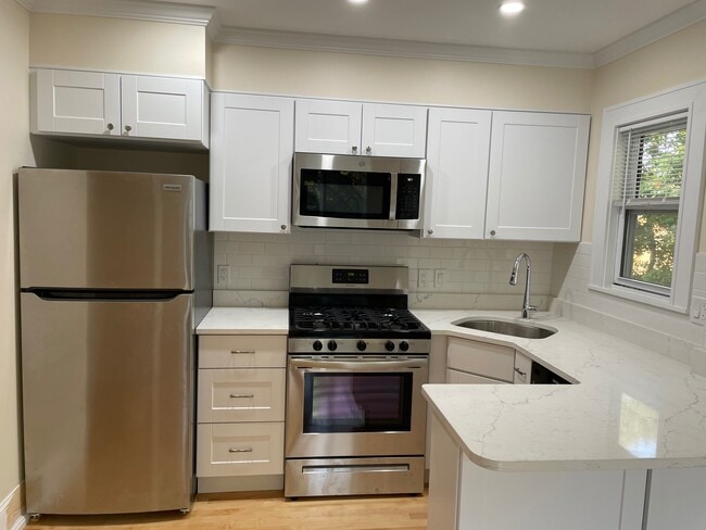 Building Photo - 14 Abbott St Unit 2Rear