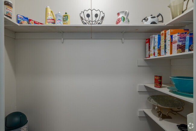 2BD, 1BA - 855SF - Pantry