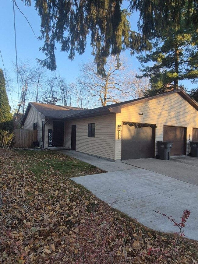 Photo - 4908 Russell St