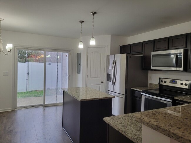 Highly desirable end unit in sought after Cobblestone in Goodlettsville!