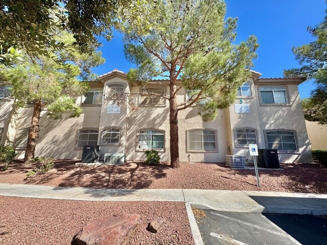 Building Photo - SPACIOUS 2 BEDROOM TOP FLOOR CONDO