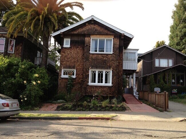 Photo - 2615 Parker St Unit Upper flat