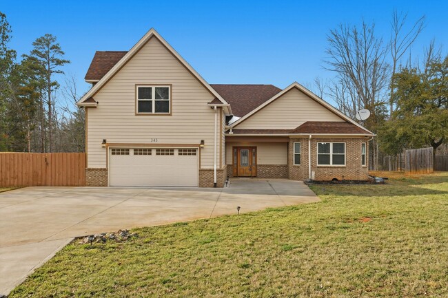 Building Photo - Beautiful Home With Large Yard In Fountain Inn