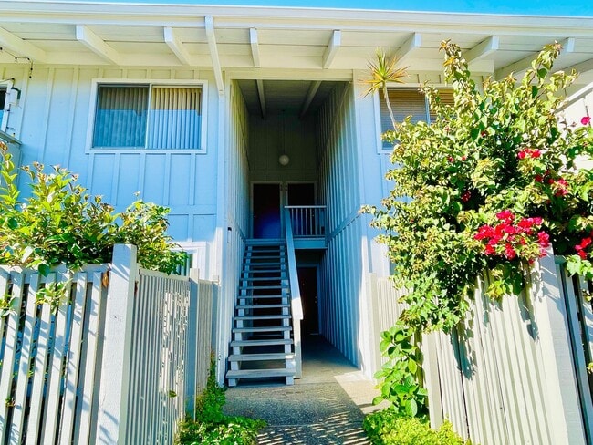 Building Photo - Beautifully Updated 3 Bed 2 Bath Condo W/ ...