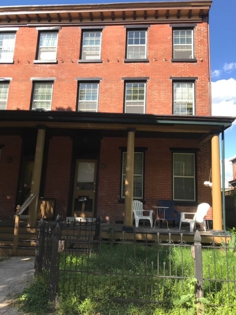 Frente del apartamento - 117 S Walnut St Unidad Frnt