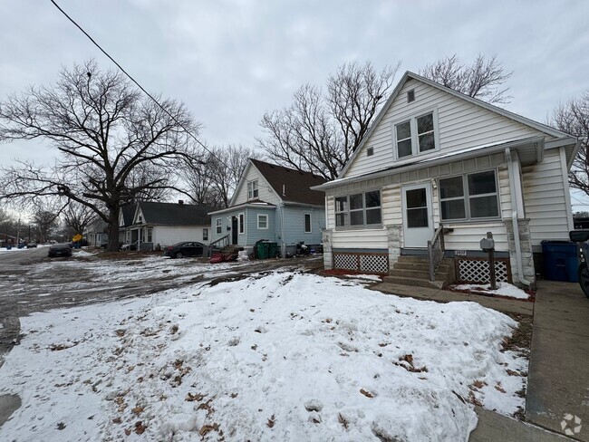 Building Photo - Spacious 4 Bed, 2 Bath Home with Character...