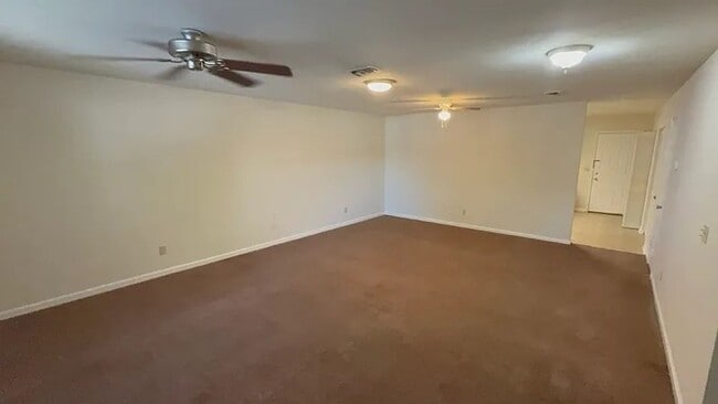 Photo - 4 Bed/2 1/2 Bath Bus Line Reserved Parking