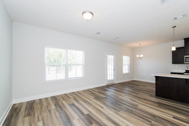 Photo - 135 Sugarberry Cir