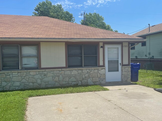 Building Photo - 1325 Parkside Dr