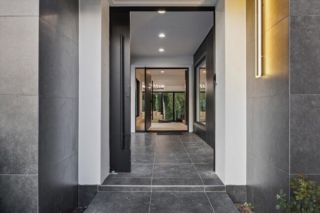 Photo - 203 Cove Creek Ln