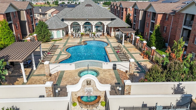 Piscina y spa - The Plaza Apartments