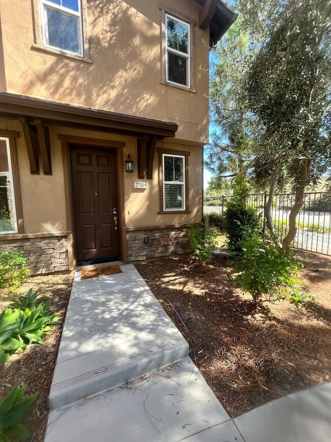 Photo - Spacious 4 Bed | 2-Story Townhome in Lake Pointe near Eastlake Vistas