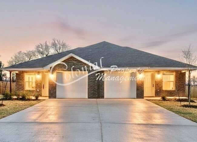 Building Photo - AVAILABLE NOW - (SECTION 8 ACCEPTED)