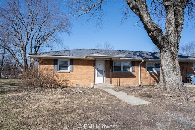 Building Photo - "Charming 2-Bed Oasis in Fountaintown – Cozy Living with Modern Comforts!" Unit 2B