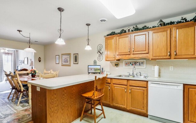 Photo - 372 Winding Oak Dr