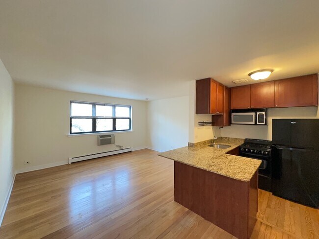 Building Photo - 645 W Wrightwood Ave Unit J00P