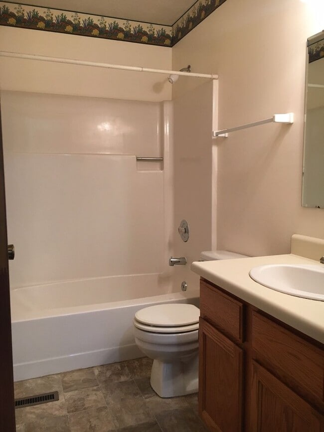 Building Photo - 2 Bedroom, 1 Bathroom Townhouse-Walking di...