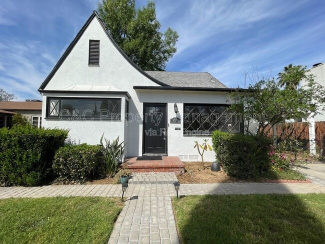 Building Photo - 4621 Sunnyside Dr